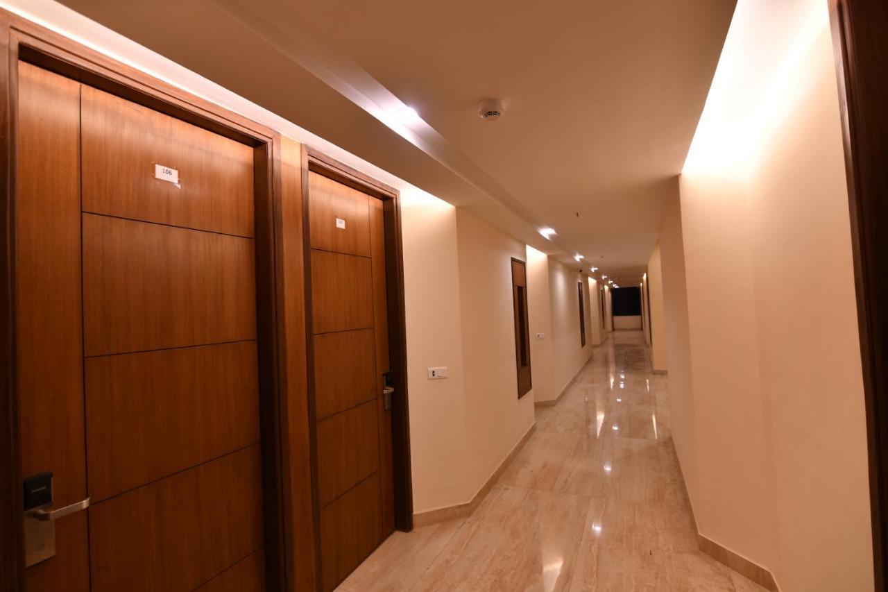 Hotel Krishna Palace Ayodhya Экстерьер фото