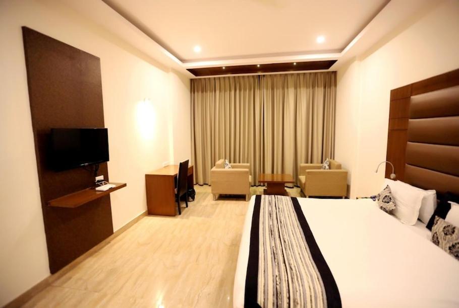 Hotel Krishna Palace Ayodhya Экстерьер фото