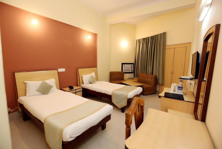 Hotel Krishna Palace Ayodhya Экстерьер фото