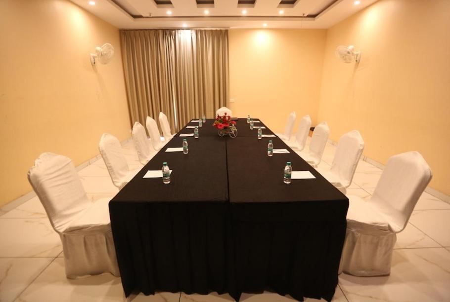 Hotel Krishna Palace Ayodhya Экстерьер фото